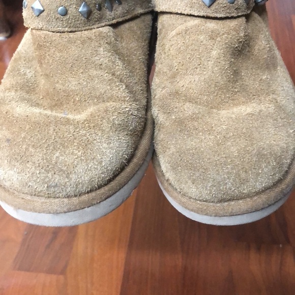 UGG Star Studded Short Sheepskin Kids Boots - Picture 4 of 12